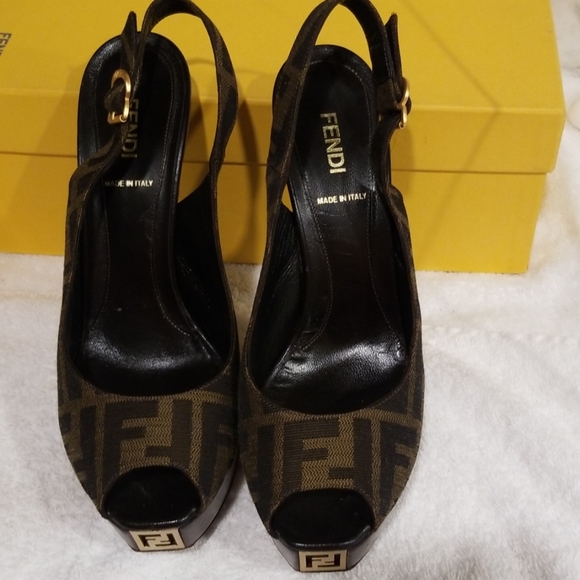 AUTHENTIC FENDI HEELS - Picture 4 of 7